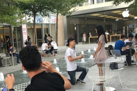 Màn cầu hôn trước cửa hàng Apple. (Nguồn: Sina)