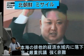 Hình ảnh phát trên truyền hình ở Tokyo (Nhật Bản) cho thấy Nhà lãnh đạo Triều Tiên Kim Jong-un công bố về vụ phóng thử thành công tên lửa mới nhất ngày 4/7. (Nguồn: EPA/TTXVN)