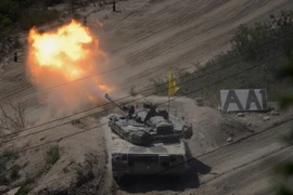 Xe tăng quân đội Hàn Quốc tập bắn đạn thật. (Nguồn: Yonhap/TTXVN)