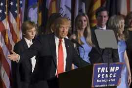 Tổng thống mới đắc cử Donald Trump (trái) phát biểu sau khi giành chiến thắng trong cuộc bầu cử Tổng thống Mỹ tại New York ngày 9/11. (Nguồn: AFP/TTXVN)