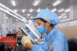 Công nhân làm việc tại Công ty Trách nhiệm hữu hạn Young Poong Electronics VINA, vốn đầu tư của Hàn Quốc. (Ảnh: Danh Lam/TTXVN) 