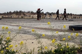 Các lực lượng Dân chủ Syria tuần tra tại đập Tabqa, khu vực vừa giành được quyền kiểm soát từ phiến quân IS ngày 27/3. (Nguồn: AFP/TTXVN)