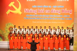 Tiết mục 'Khúc khải hoàn' do Đoàn văn nghệ của Trung tâm Văn hóa Thủ Đức biểu diễn. (Ảnh: Phương Vy/TTXVN)