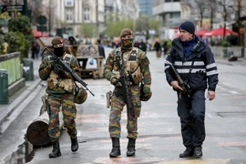 Binh sỹ và cảnh sát Bỉ tuần tra trên đường phố trung tâm thủ đô Brussels ngày 22/11/2015. (Nguồn: THX/TTXVN)