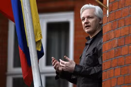 Ông Julian Assange tại Đại sứ quán Ecuador ở London, Anh ngày 19/5/2017. (Nguồn: AFP/TTXVN) 
