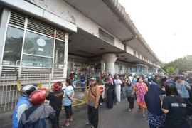 Người dân tập trung tại hiện trường vụ nổ trạm xe buýt ở Jakarta, Indonesia ngày 25/5. (Nguồn: AFP/TTXVN)