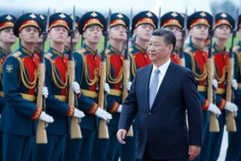 Chủ tịch Trung Quốc Tập Cận Bình duyệt đội danh dự ở Moskva, Nga ngày 3/7. (Nguồn: EPA/TTXVN)