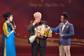 Nhạc sỹ Đào Hữu Thi sự xúc động chia về quá trình sáng tác ca khúc đoạt giải nhất của cuộc thi. (Ảnh: Báo GD-TĐ)