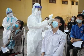 Thí sinh được lấy mẫu xét nghiệm COVID-19 trước khi thi. (Ảnh: TTXVN)