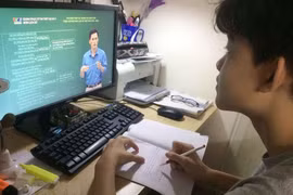 Học sinh học trực tuyến phòng dịch COVID-19. (Ảnh: TTXVN)