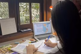 Học sinh học trực tuyến phòng dịch COVID-19. (Ảnh: TTXVN)