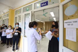 Thí sinh dự thi vào lớp 10 tại Hà Nội. (Ảnh: Hoàng Hiếu/TTXVN)