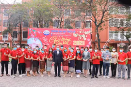 Lãnh đạo Đại học Thủy lợi chúc Tết, tặng quà và lì xì cho các sinh viên quốc tế ở lại trường. (Ảnh: PV)