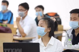Học sinh đeo khẩu trang phòng dịch COVID-19. (Ảnh: TTXVN)