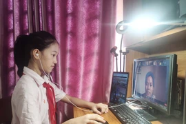 Học sinh lớp 6A2, Trường THCS Hoàng Mai (quận Hoàng Mai, Hà Nội) trong tiết học trực tuyến môn Ngữ văn. (Ảnh: Vietnam+)