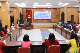 Cô giáo Nguyễn Phương Thảo, giáo viên Trường Tiểu học Vĩnh Hưng, quận Hoàng Mai trình bày về sáng tạo xây dựng website học tập ATM hạnh phúc. Ảnh: Thanh Tùng/TTXVN)
