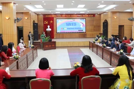 Cô giáo Nguyễn Phương Thảo, giáo viên Trường Tiểu học Vĩnh Hưng, quận Hoàng Mai trình bày về sáng tạo xây dựng website học tập ATM hạnh phúc. Ảnh: Thanh Tùng/TTXVN)