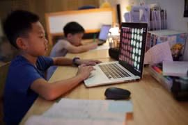 Học sinh học trực tuyến phòng dịch COVID-19. (Ảnh: TTXVN)
