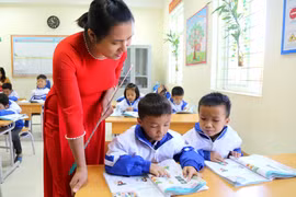 Giờ học của cô Bàn Thị Hương và các học sinh lớp 1 trường Phổ thông dân tộc bán trú Tiểu học-Trung học cơ sở Đồng Lâm 2. (Ảnh: PV)