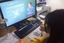 Học sinh học trực tuyến để phòng dịch COVID-19. (Ảnh: TTXVN)
