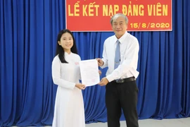 Trao quyết định kết nạp Đảng cho đảng viên trẻ. (Ảnh minh họa: Hồng Giang/TTXVN)