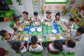 Học sinh tham gia mô hình với bữa ăn đầy đủ chất dinh dưỡng. (Ảnh: PV)