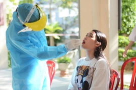 Đà Nẵng lấy mẫu xét nghiệm cho thí sinh trước kỳ thi tốt nghiệp trung học phổ thông đợt hai năm 2020. (Ảnh: Văn Dũng/TTXVN)