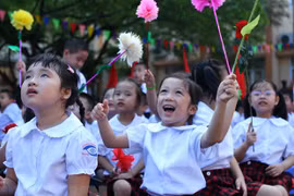 Do ảnh hưởng của dịch COVID-19, những lễ khai giảng rộn ràng bỗng trở nên xa vời với học sinh. (Ảnh: TTXVN)