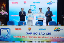Ban tổ chức trao hỗ trợ cho các công trình, sáng kiến đạt giải của chương trình "Trí thức trẻ vì giáo dục" năm 2020. (Ảnh: Nam Trần)