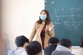 Học sinh, giáo viên Hà Nội đeo khẩu trang lên lớp để phòng, chống dịch COVID-19. (Ảnh: TTXVN)