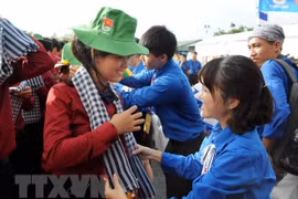 Thanh niên Thành phố Hồ Chí Minh tặng lưu niệm cho các đại biểu Thanh niên Đông Nam Á và Nhật Bản trong Lễ đón. (Ảnh: An Hiếu/TTXVN)
