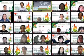 Các sinh viên nhận học bổng theo hình thức trực tuyến. (Ảnh: BTC)