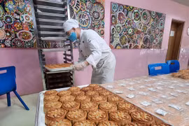 Bánh Trung Thu do các đầu bếp Trường TH School làm để gửi cho trẻ em trong các khu điều trị COVID-19 tại Thành phố Hồ Chí Minh. (Ảnh: PV)