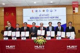 Lãnh đạo 7 trường đại học khối kỹ thuật cùng ký kết thỏa thuận hợp tác. (Ảnh: ĐHBK)