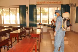 Phun khử khuẩn trường học phòng dịch COVID-19. (Ảnh: TTXVN)
