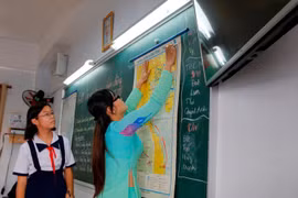 Giáo viên dạy môn lịch sử sẽ cần học bổ sung môn địa lý để có thể dạy trọn vẹn môn tích hợp Lịch sử và Địa lý. (Ảnh: Hoàng Hải/TTXVN)