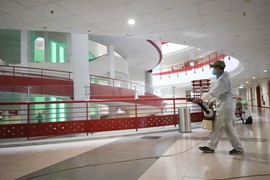 Đại học Kinh tế quốc dân thực hiện phun khử khuẩn để đón sinh viên trở lại trường. (Ảnh: Thanh Tùng/TTXVN)