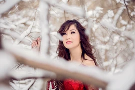 Kavie Trần diện váy ren trong tuyết rơi âm 7 độ C. (Ảnh: Truc Tram)