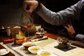Thưởng trà ngày Xuân. (Ảnh: Xuân Mai/Vietnam+)