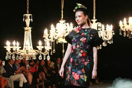 Các thiết kế độc đáo, sử dụng kỹ thuật cắt may, màu sắc họa tiết rực rỡ, thêu ruy băng hoa lá. (Ảnh: Xuân Mai/Vietnam+)