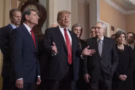 Tổng thống Mỹ Donald Trump (thứ 2, trái, phía trước) trong cuộc gặp các nghị sỹ Quốc hội ở Washington DC., ngày 9/1/2019. (Nguồn: AFP/TTXVN)