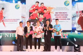 Trao giải Nhì và Ba cho các tuyển thủ Việt Nam và cầu thủ Đỗ Duy Mạnh (Cầu thủ Tiến Linh nhận thay). (Ảnh: Tiến Lực/TTXVN)