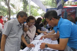 Khách tham quan tìm hiểu các chương trình tour tại ngày hội du lịch Thành phố Hồ Chí Minh 2019. (Ảnh: Gia Thuận/TTXVN)