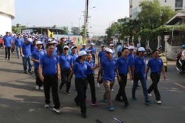 Các công nhân hưởng ứng “Ngày vì lợi ích đoàn viên” năm 2019. (Ảnh: Thanh Vũ/TTXVN)