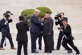 Tổng thống Mỹ Donald Trump cùng với nhà lãnh đạo Triều Tiên Kim Jong-un bắt tay nhau khi đứng trên phần lãnh thổ Triều Tiên ở làng đình chiến Panmunjom trong Khu phi quân sự. (Nguồn: Reuters)