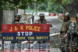 Lực lượng an ninh gác trên một đường phố ở Srinagar, bang Kashmir, Ấn Độ ngày 17/8. (Nguồn: AFP/TTXVN)