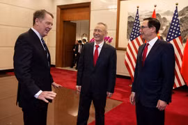 Phó Thủ tướng Trung Quốc Lưu Hạc (ở giữa) vớii Đại diện Thương mại Mỹ Robert Lighthizer (ngoài cùng bên trái) và Bộ trưởng Tài chính Mỹ Steven Mnuchin. (Nguồn: AFP)