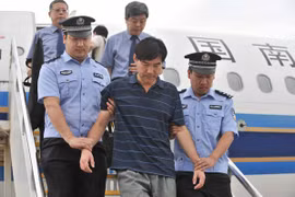 Một quan chức tham nhũng bị dẫn độ từ nước ngoài về Trung Quốc. (Nguồn: china.org.cn)