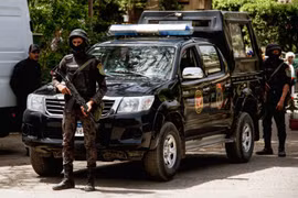 Lực lượng an ninh Ai Cập gác tại khu vực ngoại ô thủ đô Cairo. (Nguồn: AFP/TTXVN)