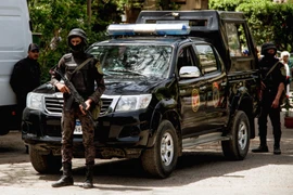 Lực lượng an ninh Ai Cập gác tại khu vực ngoại ô thủ đô Cairo. (Nguồn: AFP/TTXVN)